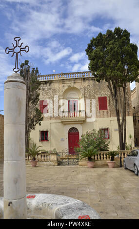 Gebäude, das in der ummauerten Stadt Mdina in Malta Stockfoto