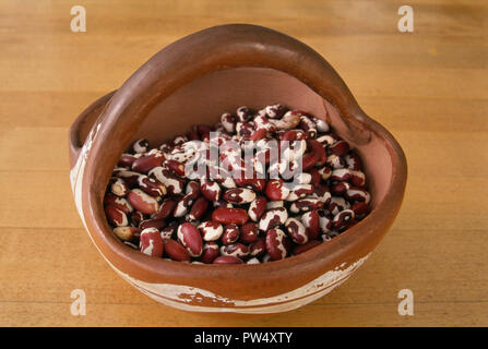 Getrocknete Pinto bean Sorte namens Anasazi beans im Pueblo Indian Tonwaren, New Mexiko. Foto Stockfoto