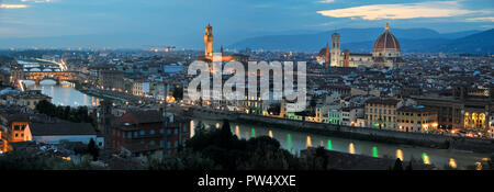 Rund um Italien - EIN Panoramablick auf Florenz am Abend von der Piazza Michelangelo, mit den Lichtern der Stadt, die im Fluss Arno leuchten und reflektieren Stockfoto