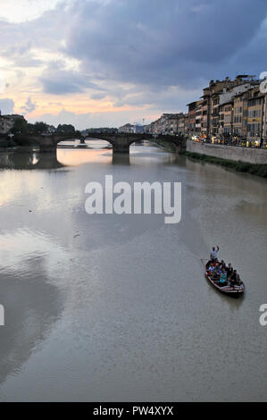 Rund um Italien - BLICK auf Ponte Santa Trinita am Fluss Arno - Florenz Stockfoto