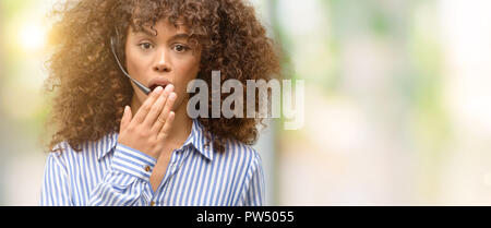 African American Call Center Betreiber Frau decken den Mund mit der Hand mit Schande für den Fehler, den Ausdruck von Angst erschüttert, die in der Stille Angst, geheime anhand von quantitativen Simulatio Stockfoto