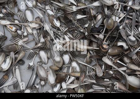 Amiens réderie oder Flohmarkt: Eine zufällige Sammlung von Diverses Besteck bestehend aus Gabel und Löffel Stockfoto