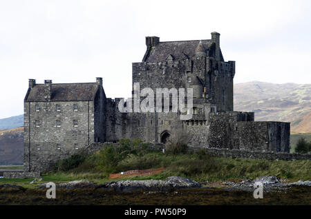 Dies ist Eilean Donan Castle, die auf einer kleinen Insel im Loch Duich, Schottland sitzt. Es stammt aus dem 13. Jahrhundert, wurde restauriert und ist eines der am meisten fotografierten und besuchten, Burgen in Schottland. Es hat in Spielfilmen ein paar Mal erschienen. Stockfoto