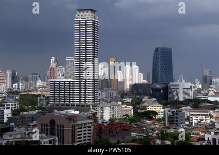 Skyline von Bangkok aus der 18. Etage des Hotel in Sathorn Bereich genommen Stockfoto