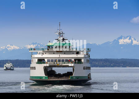 SEATTLE, Washington State, USA - JUNI 2018: große Passagier- und Autofähre Seattle verlassen Elliott Bucht zu überqueren. Stockfoto