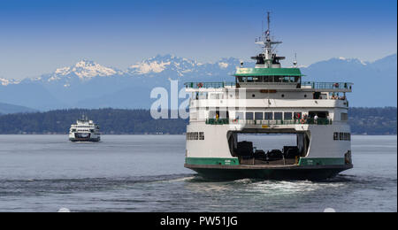 SEATTLE, Washington State, USA - JUNI 2018: große Passagier- und Autofähre Seattle verlassen Elliott Bucht zu überqueren. Stockfoto