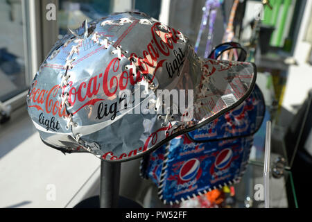 Kappe aus Cola Dosen in Afrika. Im Visitor Center in Milton Keynes, Abfallverwertung, Recycling Factory, Buckinghamshire, Stockfoto