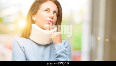 Verletzte Frau tragen Neck Brace kragen Denken und die Suche nach Ausdruck Zweifel und Fragen Stockfoto