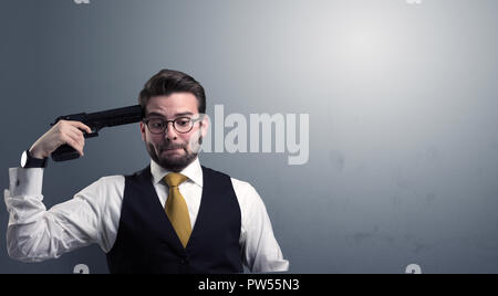 Junge verloren Geschäftsmann Mann seinen Kopf schießen mit Gewehr Stockfoto