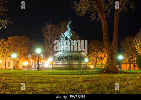 In Weliki Nowgorod, Russland. Malerische Night city Blick auf das Monument, das Jahrtausend der Russland in Weliki Nowgorod unter den Herbst Bäume im Park Stockfoto