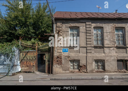 Traditionelle alte crumbing und baufälligen Gebäuden in einer typischen Straße von Tiflis, Georgien. Stockfoto