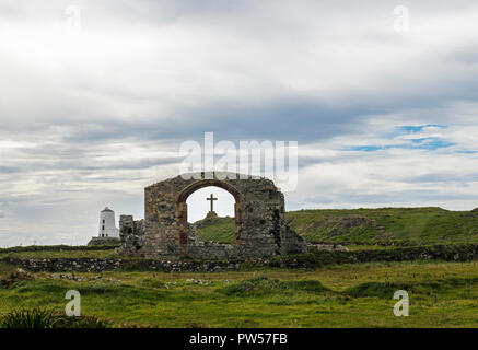 Die alte Kirche und Kreuz auf Llanddwyn Island Anglesey, Nord-Wales Stockfoto