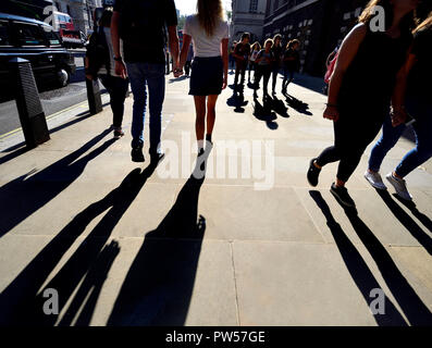 Junges Paar Hand in Hand in Whitehall, London, England, UK. Mit Hintergrundbeleuchtung Stockfoto