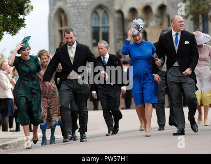 Herbst Phillips, mit Peter Phillips, Zara Tindall, und Mike Tindal, halten sie ihre Hüte, wie sie für die Hochzeit der Prinzessin Eugenie von York und Jack Brooksbank in St George's Kapelle, Schloss Windsor ankommen. Stockfoto