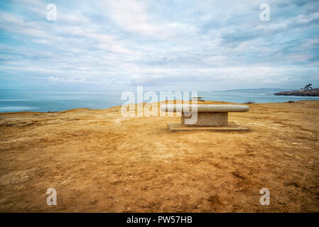 San Diego, Kalifornien, USA. Öffentliche Bänke an Sunset Cliffs Natural Park auf einem Oktober Morgen. Stockfoto