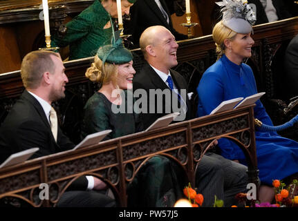 (Von links nach rechts) Peter und Herbst Phillips mit Mike und Zara Tindall ihre Sitze vor der Hochzeit von Prinzessin Eugenie an Jack Brooksbank im St George's Chapel in Windsor Castle. Stockfoto