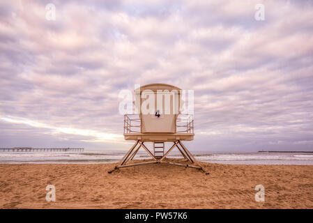 San Diego, Kalifornien, USA. Lifeguard Tower am Ocean Beach. Oktober Morgen fotografiert. Stockfoto