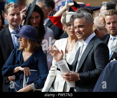 Robbie Williams Wellen der Menge, die nach der Hochzeit der Prinzessin Eugenie von York und Jack Brooksbank in St George's Kapelle, Schloss Windsor. Stockfoto