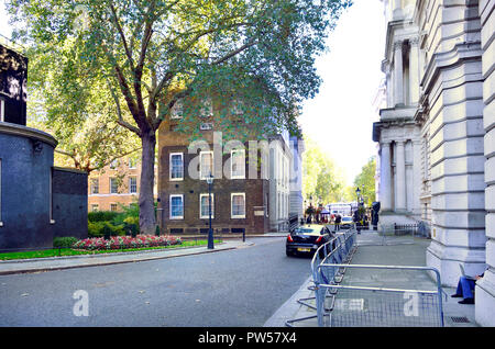 Downing Street, Richtung Whitehall, London, England, UK. Stockfoto