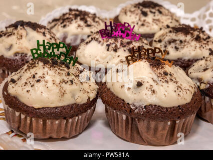 Hausgemachte frisch gebackenen Kuchen oder Muffins mit Happy birthday Label Stockfoto