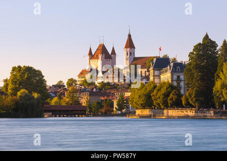 Schloss Thun (deutsch: Schloss Thun) ist ein Schloss in der Stadt Thun, im Schweizer Kanton Bern, Schweiz. Es wurde im 12. Jahrhundert erbaut, heute Stockfoto