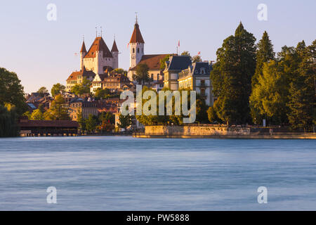 Schloss Thun (deutsch: Schloss Thun) ist ein Schloss in der Stadt Thun, im Schweizer Kanton Bern, Schweiz. Es wurde im 12. Jahrhundert erbaut, heute Stockfoto