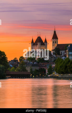 Schloss Thun (deutsch: Schloss Thun) ist ein Schloss in der Stadt Thun, im Schweizer Kanton Bern, Schweiz. Es wurde im 12. Jahrhundert erbaut, heute Stockfoto