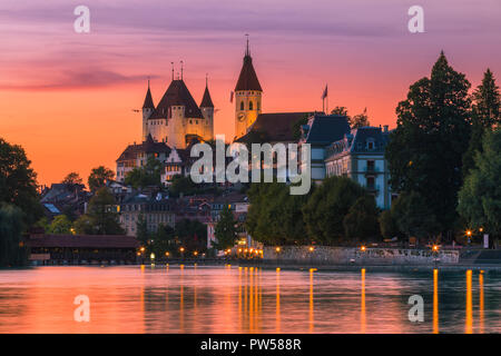 Schloss Thun (deutsch: Schloss Thun) ist ein Schloss in der Stadt Thun, im Schweizer Kanton Bern, Schweiz. Es wurde im 12. Jahrhundert erbaut, heute Stockfoto