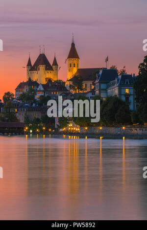 Schloss Thun (deutsch: Schloss Thun) ist ein Schloss in der Stadt Thun, im Schweizer Kanton Bern, Schweiz. Es wurde im 12. Jahrhundert erbaut, heute Stockfoto