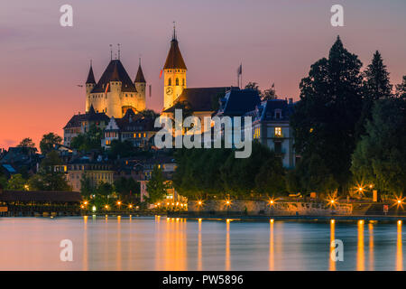 Schloss Thun (deutsch: Schloss Thun) ist ein Schloss in der Stadt Thun, im Schweizer Kanton Bern, Schweiz. Es wurde im 12. Jahrhundert erbaut, heute Stockfoto