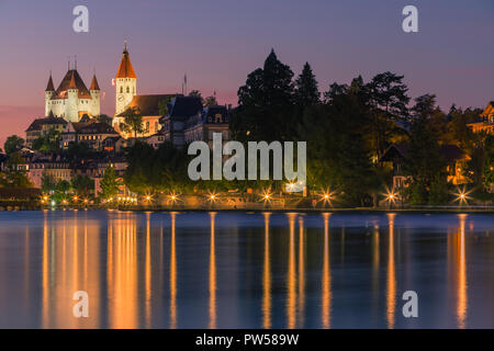 Schloss Thun (deutsch: Schloss Thun) ist ein Schloss in der Stadt Thun, im Schweizer Kanton Bern, Schweiz. Es wurde im 12. Jahrhundert erbaut, heute Stockfoto