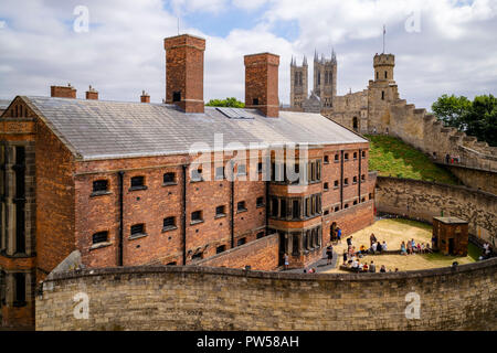 Blick von der mittelalterlichen Mauer zu Fuß auf den Zentralen und Westlichen Türme der Kathedrale von Lincoln, Lincoln, Großbritannien Stockfoto