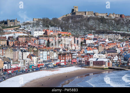 Scarborough Castle und der Strand sind in einer feinen Schicht Schnee während des Tieres aus dem Osten wetter Veranstaltung Stockfoto