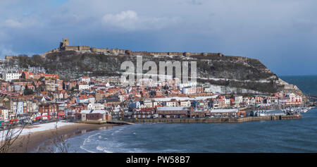 Scarborough Castle und der Strand sind in einer feinen Schicht Schnee während des Tieres aus dem Osten wetter Veranstaltung Stockfoto