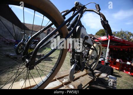 Handgefertigte Harley Davidson Board Racer im Château de Neuville in Gambais (78) - Frankreich. Stockfoto