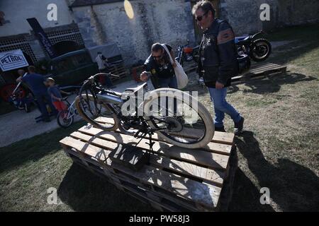 Handgefertigte Harley Davidson Board Racer im Château de Neuville in Gambais (78) - Frankreich. Stockfoto