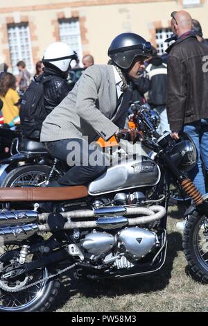 Zwei auf einer Triumph Scrambler im Château de Neuville in Gambais (78) - Frankreich. Stockfoto