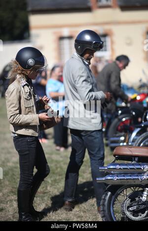 Zwei auf einer Triumph Scrambler im Château de Neuville in Gambais (78) - Frankreich. Stockfoto