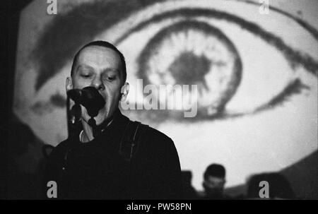 Malcolm Eden von der Indie-Popgruppe McCarthy, die vor einem Augenbild im Bowen West Theatre, Bedford, März 3rd 1990 auftrat. Stockfoto