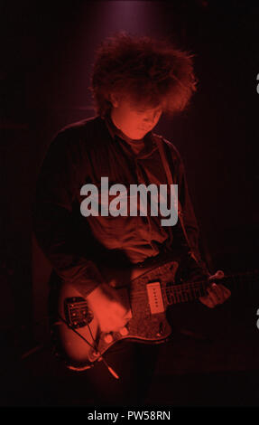 Robin Guthrie aus der Cocteau Twins bei Bedford's Boy Club, Bedford, Großbritannien, dem 17/11/84. Stockfoto