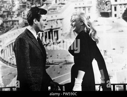 Das süße Leben aka. La Dolce Vita, Italien 1960 Regie: Federico Fellini Darsteller: Marcello Mastroianni, Anita Ekberg Stockfoto