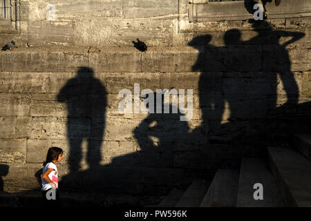 Istanbul, Türkei - 8. September 2010: ein Mädchen ging in Treppen. ein Junge war das Klettern an der Wand. Sieht aus wie eine Taube stehend auf einen Schatten. Stockfoto