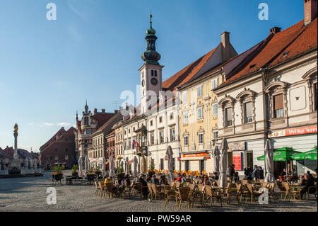 MARIBOR, Slowenien - 16.Oktober: Menschen im Freien trinken auf dem Hauptplatz von Maribor, Slowenien genießen Sie am 16. Oktober 2011. Stockfoto