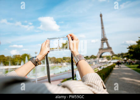 Frau Touristen fotografieren mit photocamera Eiffelturm unterwegs in Paris. Bild ohne Gesicht 7/8 Stockfoto