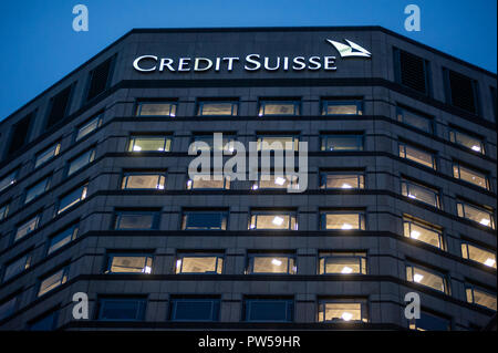 LONDON - 27.November: Geschäftsstellen der Credit Suisse" beleuchtete Fenster in Canary Wharf in London am 27. November 2013. Stockfoto