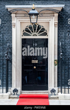 LONDON - 16.Juni: Eingangstür 10 Downing Street in London am 16. Juni 2013. Die Straße wurde in den 1680er Jahren von Sir George Downing erbaut und ist heute. Stockfoto