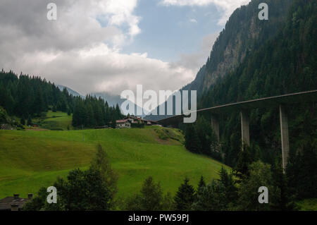 Eindruck von der Autobahn A13 von Innsbruck zum Brenner im südlichen Österreich Stockfoto