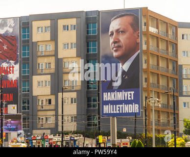 Istanbul, Tirkey, September 2018: Gigantische 4-stöckigen Plakat der Präsident Erdogan mit der türkischen Inschrift"-Regel ist die Nation" Stockfoto