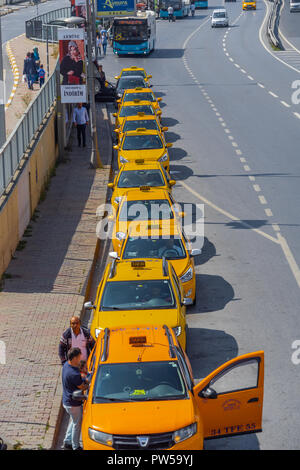 Istanbul, Türkei, September 2018: Eine Reihe von Taxis in einem Vorort von Istanbul, Ansicht von oben Stockfoto