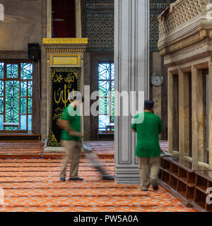 Istanbul, Tirkey, September 2018: Reinigung der Gebet Teppich in der Blauen Moschee vor der nächsten Gebet am Morgen Stockfoto